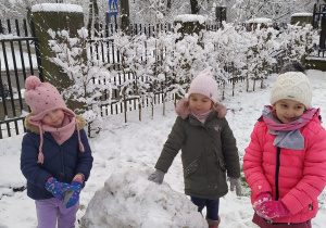 Dziewczynki podczas zabaw na sniegu